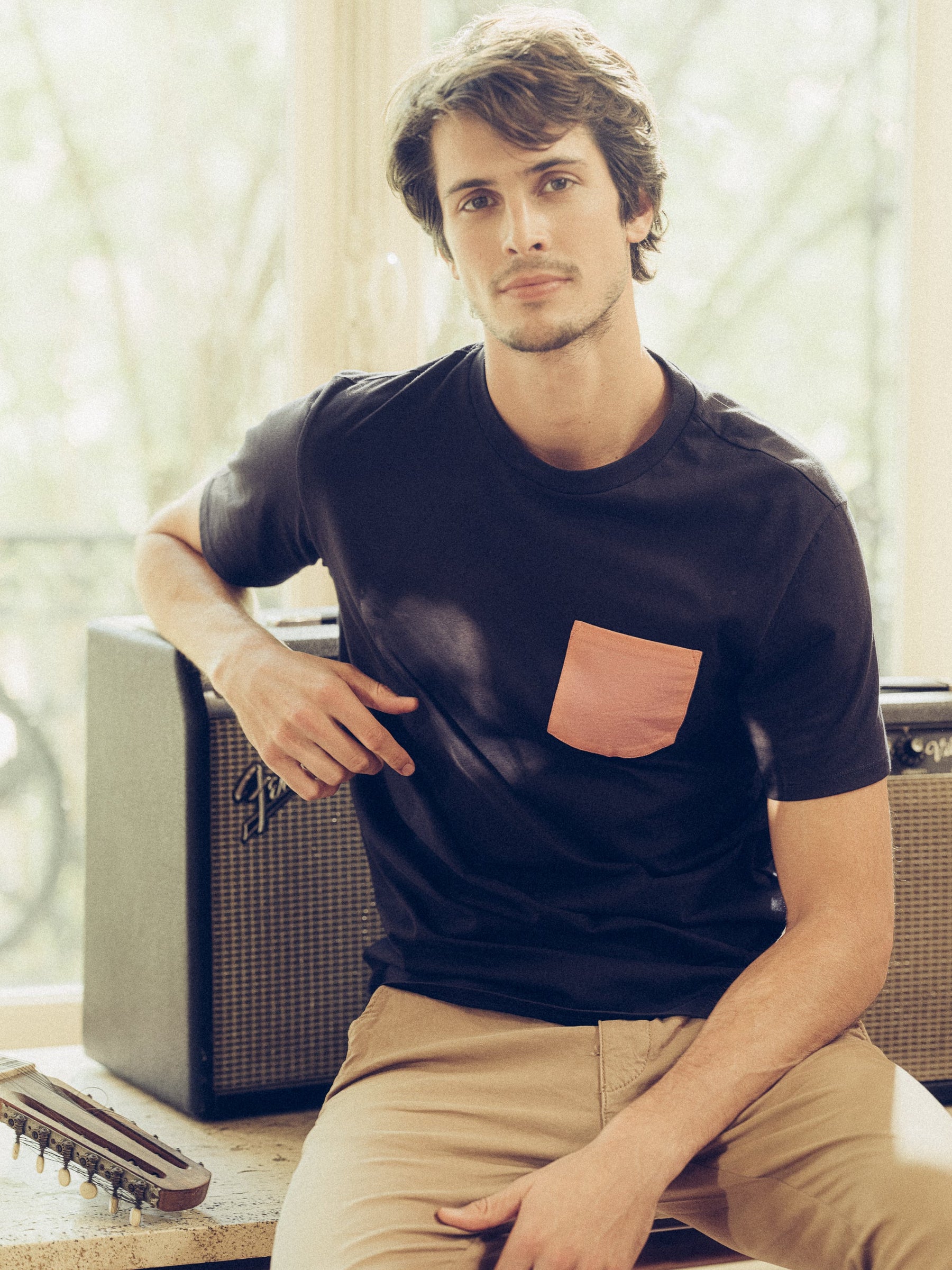 T-shirt marine poche corail